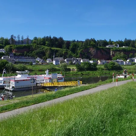 Nyaraló Wohnen Am Ufer Der Mosel In *