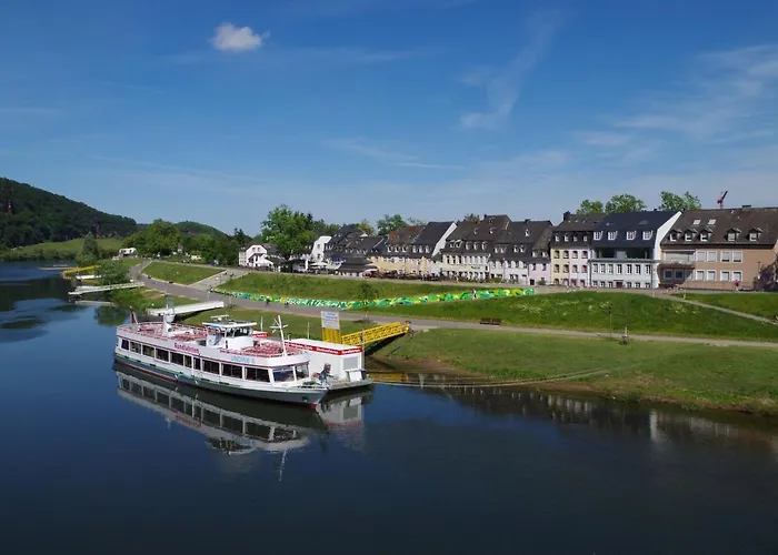Wohnen Am Ufer Der Mosel In *